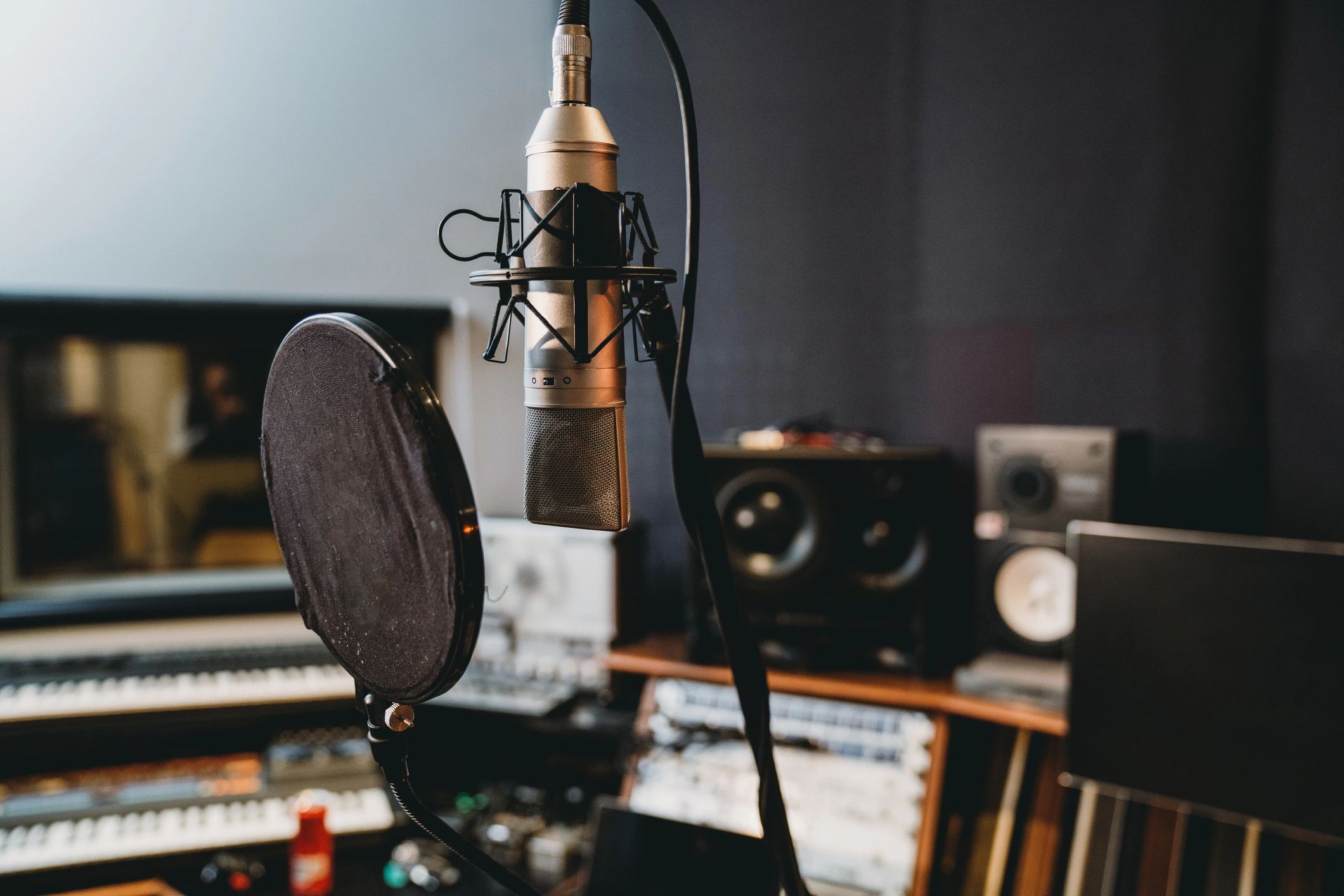 Micrófono profesional en estudio de radio
